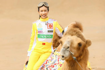 الممثلة الصينية موه ون وي تلتقط صورا في الصحراء