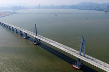 النفق تحت الماء لجسر هونغ كونغ-تشوهاى-ماكاو يربط مع جزيرة اصطناعية الشرقية