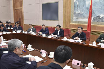 نائب رئيس مجلس الدولة الصيني يحث على بذل جهود قوية لتقليل حدة الفقر