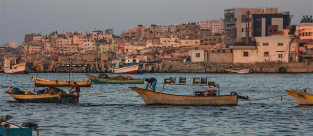صيادون فلسطينيون يركبون قواربهم وسط ميناء غزة
