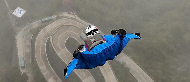 لاعبة في منافسة دولية للطيران تحلق ببدلة الطيران المجنحة