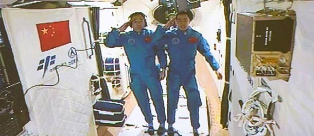 رائدا المركبة الفضائية شنتشو-11 يدخلان المختبر الفضائي تيانقونغ-2