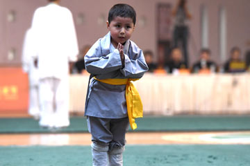 الطفل المحبوب البالغ من العمر 3 أعوام يشارك في مسابقة كونغ فو شاولين