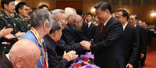 زعماء صينيون يشاهدون حفلا بمناسبة مرور 80 عاما على نجاح المسيرة الطويلة