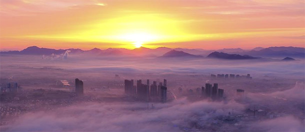 جمال مدينة تسونهوا الصينية في ضباب الصباح