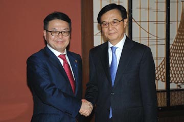 وزيرا التجارة الصيني والياباني يجريان محادثات بشأن تعزيز العلاقات الاقتصادية