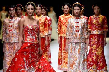 عرض فساتين زفاف تقليدية وحديثة في جنوبي الصين