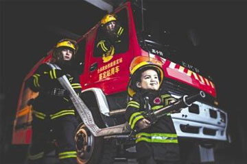 محبوب جدا! رجل الإطفاء يلتقط صورا مع ابنه