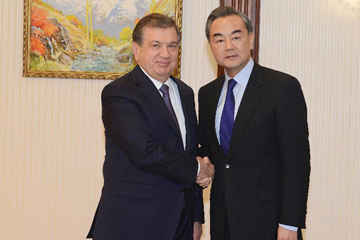 وزير الخارجية الصيني يبحث مع القائم بأعمال الرئيس الاوزبكي العلاقات الثنائية