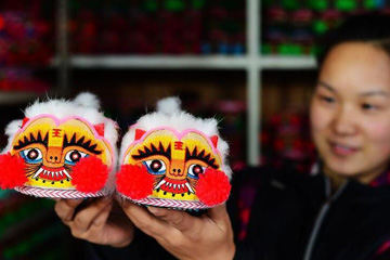 أحذية تقليدية للأطفال في شمالي الصين