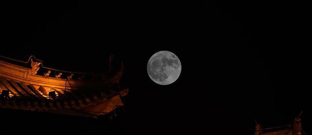 القمر العملاق يظهر في السماء بالصين