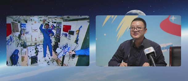 مقابلة صحفية بين "السماء والأرض" لرائدي الفضاء الصينيين