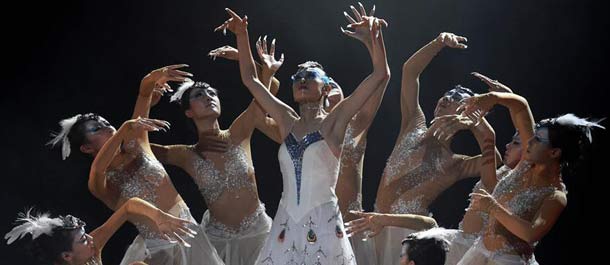 عرض لـ "رقصة الطاووس" في كونمينغ بجنوب غربي الصين