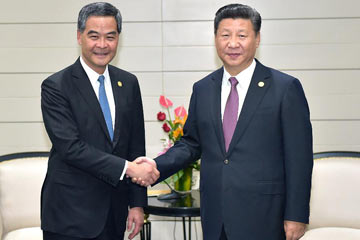 الرئيس شي : الحكومة المركزية تثق تماما بعمل الرئيس التنفيذي لمنطقة هونغ كونغ وحكومتها