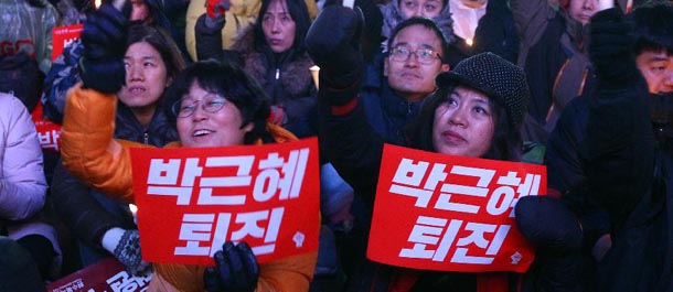 مئات الآلاف من الأشخاص في كوريا الجنوبية يطوقون مكتب بارك