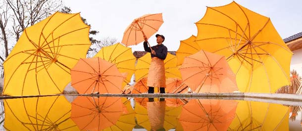 صناعة مظلات تقليدية مصنوعة من الأقمشة الزيتية شرقي الصين