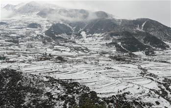 مناظر جبلية بعد تساقط كثيف للثلوج في جنوب غربي الصين