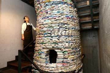الأم الصينية تصنع بئر الكتب لابنتها في مقهاها