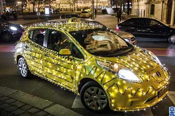 التاكسي في بودابست زين احتفالا بعيد الميلاد