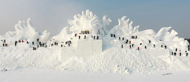 أكبر نحت ثلجي في معرض فن النحت الثلجي الدولي بشمال شرقي الصين