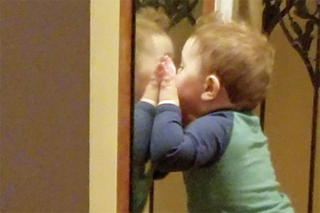طفل أمريكي محبوب يقبل "نفسه" في المرآة...مضحك جدا