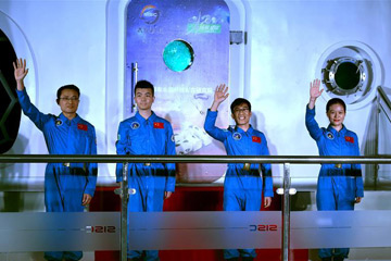 أربعة متطوعين ينتهون من محاكاة الحياة الفضائية لمدة 180 يوما