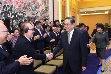 كبير المستشارين السياسيين يجتمع مع وفد اعمال من هونغ كونغ