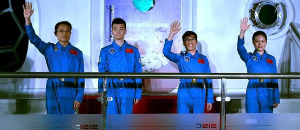 رجوع متطوعين صينيين من "الفضاء" بعد إكمال الاختبار العلمي