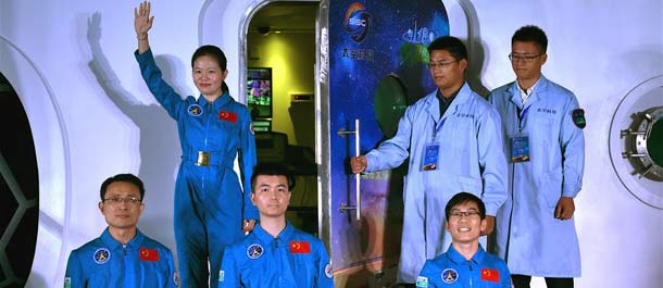 المغامرون الصينيون يرجعون من "الفضاء" بعد بحث علمي استمر 180 يوما