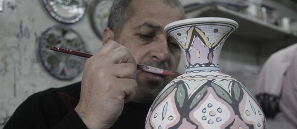 "الرسم على السيراميك".. أحد أشهر الفنون في فلسطين