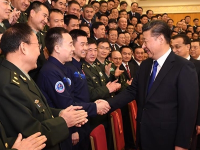 الرئيس شي يلتقي رائدي الفضاء والعاملين المشاركين في مهمة الرحلة الفضائية الأخيرة