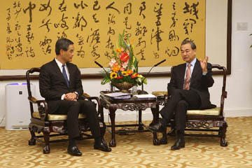 وزير الخارجية الصيني يلتقي بالرئيس التنفيذي لهونج كونج