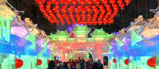 مهرجان للتماثيل الجليدية المضاءة بشمال شرقي الصين