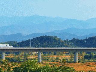 كم نفقا يمر عبره القطار السريع من قوييانغ إلى كونمينغ الواقعتين في جنوب غربي الصين؟