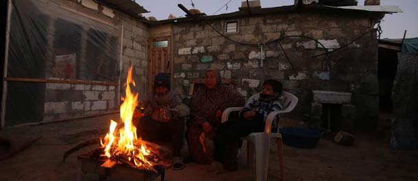 معاناة سكان غزة من انقطاع الكهرباء لأكثر من 16 ساعة يوميا