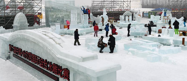 افتتاح مباراة نحت الجليد في مدينة هاربين بشمال شرقي الصين