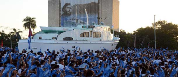 إقامة مسيرة كبيرة وعرض عسكري في كوبا احتفالا بذكرى الثورة