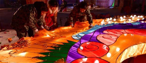 صنع الفوانيس الملونة لاستقبال عيد الربيع الصيني في مقاطعة هوبي بوسط الصين