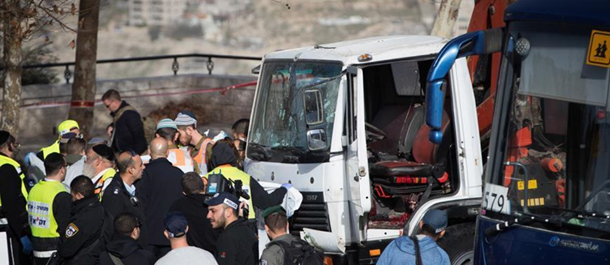 مقتل 4 إسرائيليين وإصابة آخرين في عملية دهس نفذها فلسطيني جرى قتله في القدس