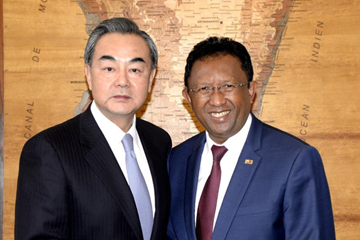 وزير الخارجية الصيني يلتقي رئيس مدغشقر لبحث التعاون في إطار مبادرة الحزام والطريق