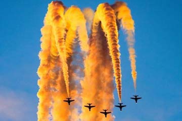 التمتع بالعرض الرائع لفريق سلاح الجو الملكي للاستعراض الجوي - السهام الحمر