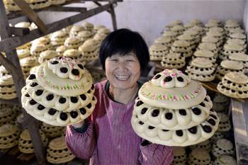 إعداد الكعك لاستقبال عيد الربيع بشرقي الصين