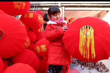 صنع الفوانيس الحمراء لاستقبال عيد الربيع بمقاطعة خنان بوسط الصين