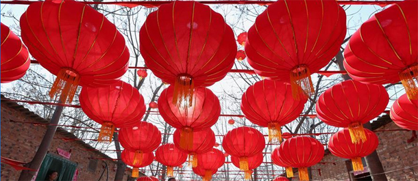 صنع فوانيس حمراء تقليدية لاستقبال عيد الربيع في وسط الصين