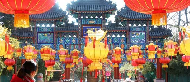معبد قديم في بكين مزين بفوانيس حمراء تقليدية