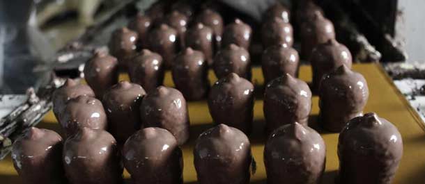 فلسطينيون يصنعون حلوى "رأس العبد" في الضفة الغربية