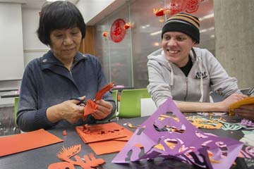 الكنديون يتعلمون فن قطع الورق للاحتفال بعيد الربيع الصيني