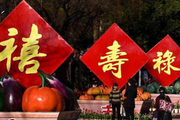 الصينيون يستقبلون السنة القمرية الجديدة بالفوانيس الحمراء