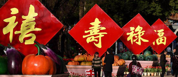 الصينيون يستقبلون السنة القمرية الجديدة بالفوانيس الحمراء