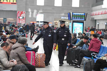 الشرطة تعزز الحراسة لضمان السلامة في عطلة عيد الربيع الصيني